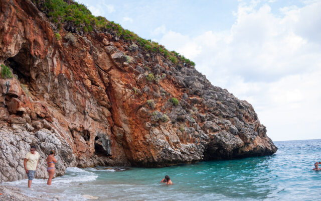 A picture of a large rock at a beach at the Zingaro Nature Reserve trail in Sicily.