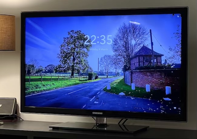 Picture of my TV showing a photo synced using the script